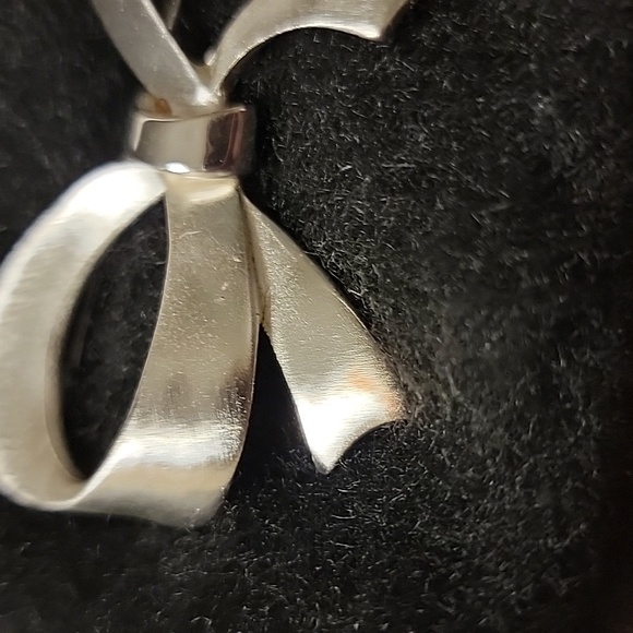 Silver Tone Large Christmas Ribbon Bow Metal Brooch Pin Holiday Vintage? Costume - Picture 10 of 16